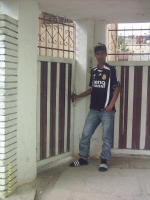 daz 3la mo bnadam wakha yrya y9ol ra koulch rayzoul