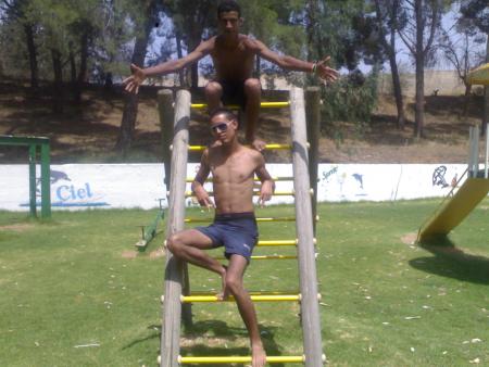 chti ay la3ba bnadam ntgatro  m3a mou kima kan hta ila kan ...........?